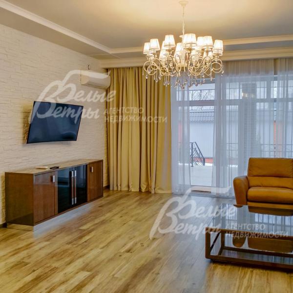 Из гостиной можно выйти на террасу и на участок