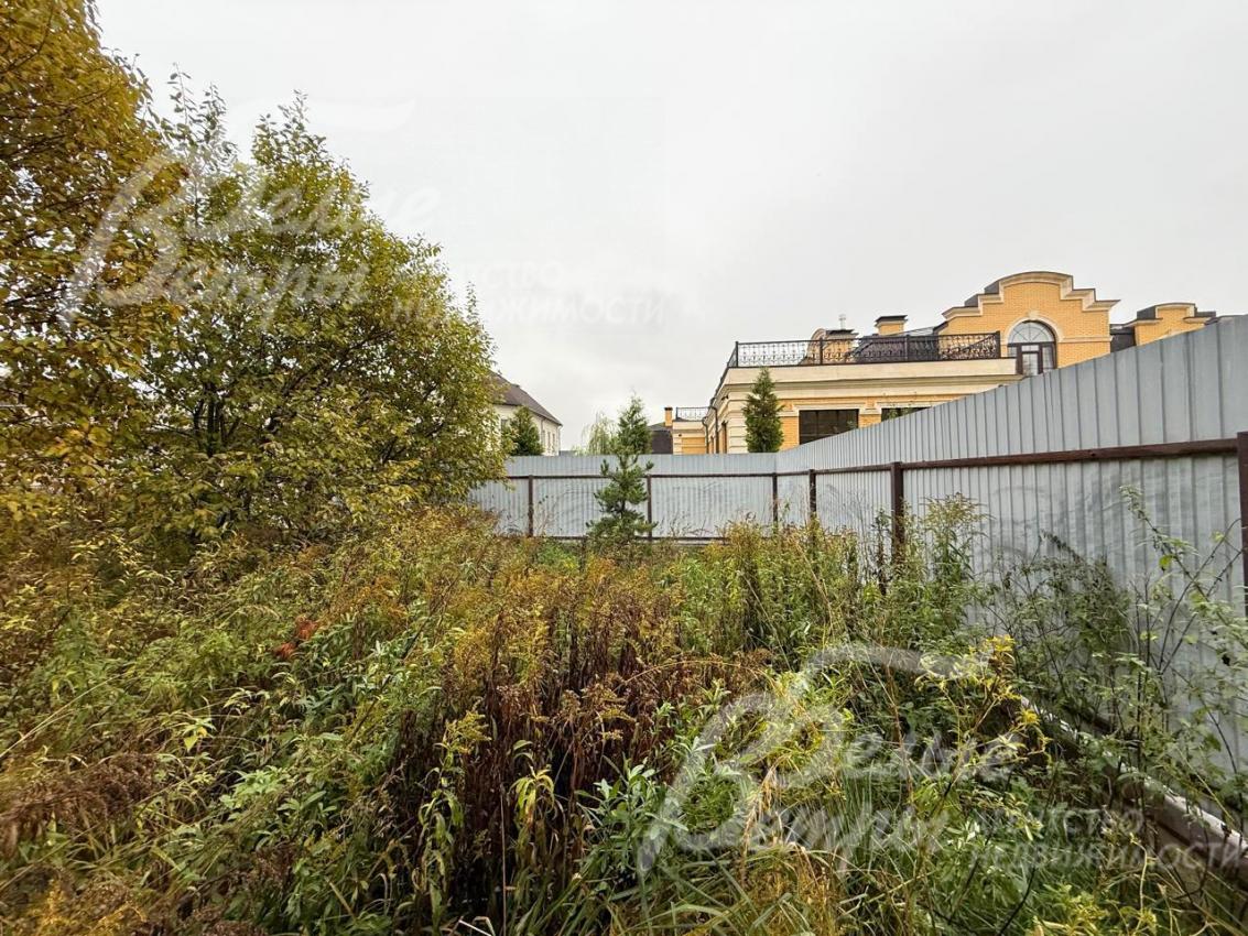 По соседству расположены дорогостоящие дома и землевладения большой площади