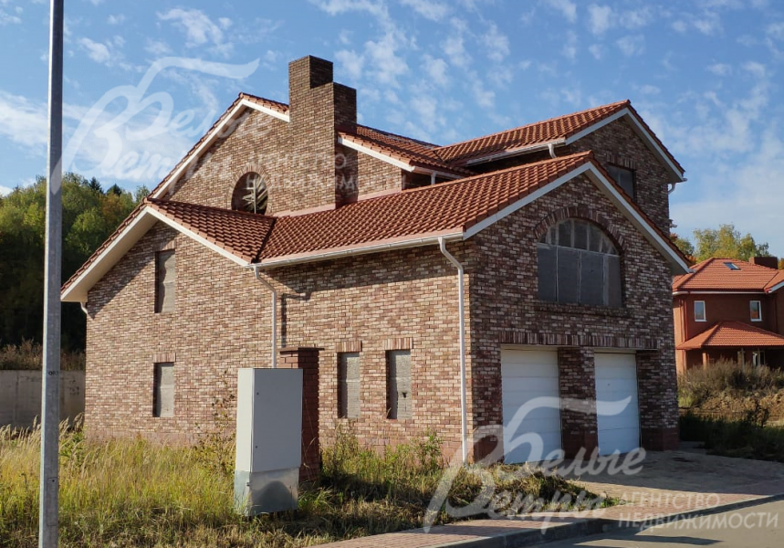 Стены дома облицованы австрийским клинкерным кирпичом, кровля – из натуральной керамической черепицы