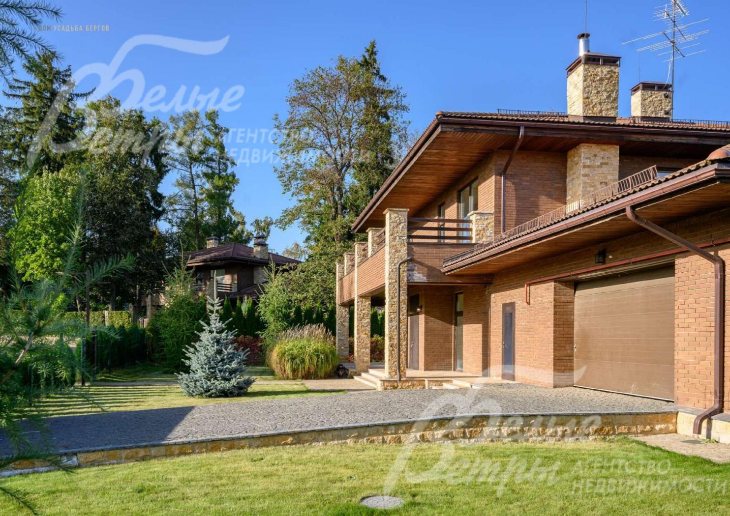 Фасад из керамического кирпича с элементами из натурального камня