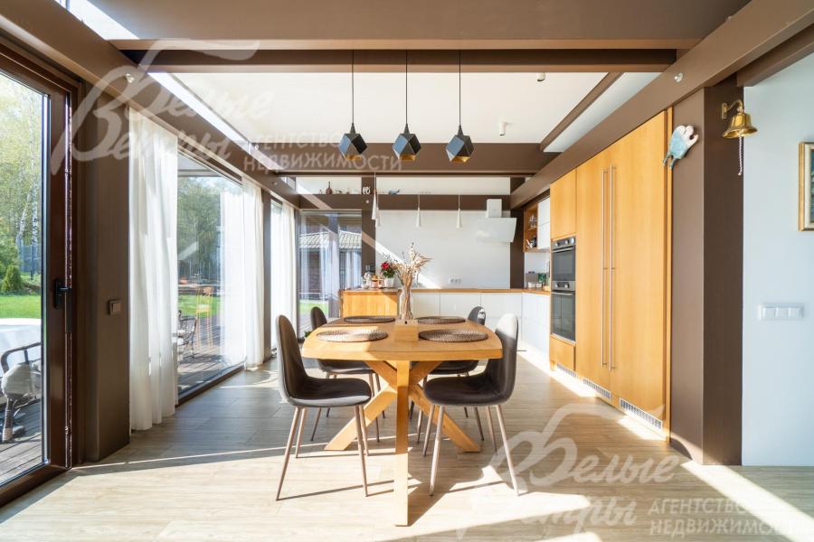 Кухня-столовая также максимально наполнена дневным светом, из неё открывается красивый вид на участок