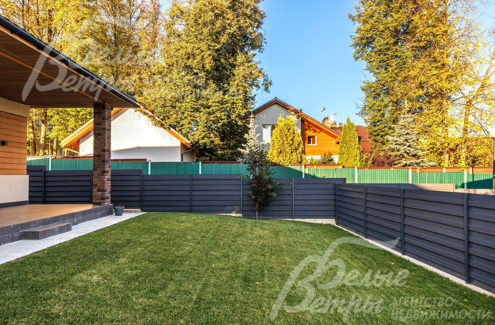 По периметру участка забор