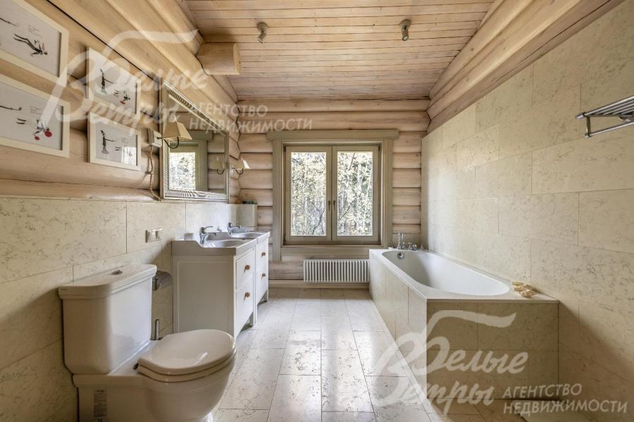 Санузел с ванной и душевой в мастер-спальне 