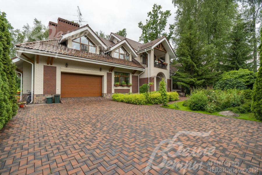 Открытая парковка перед гаражом