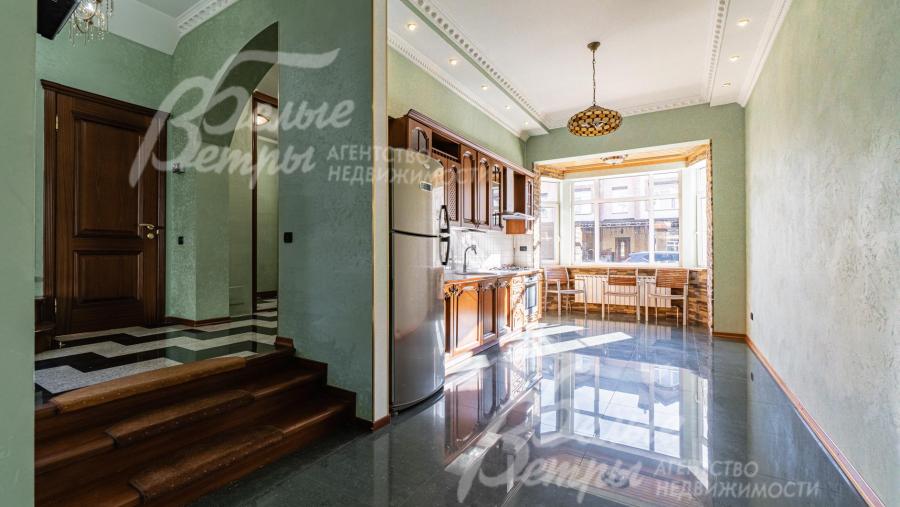 Полы с водяным подогревом на кухне, в гостиной художественный наборный паркет ручной работы