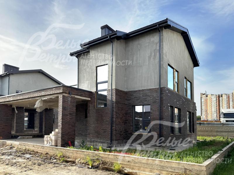 Дом стоит на компактном придомовом участке, не требующем больших вложений