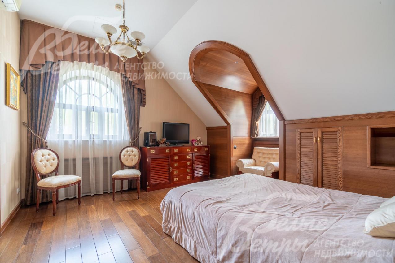 Стильная спальня на мансардном этаже