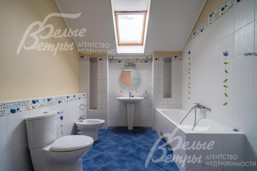 Санузел на втором этаже с ванной, биде и мансардным окном