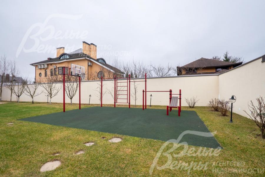 На участке есть спортивная площадка с баскетбольным щитом, турниками и специальным покрытием