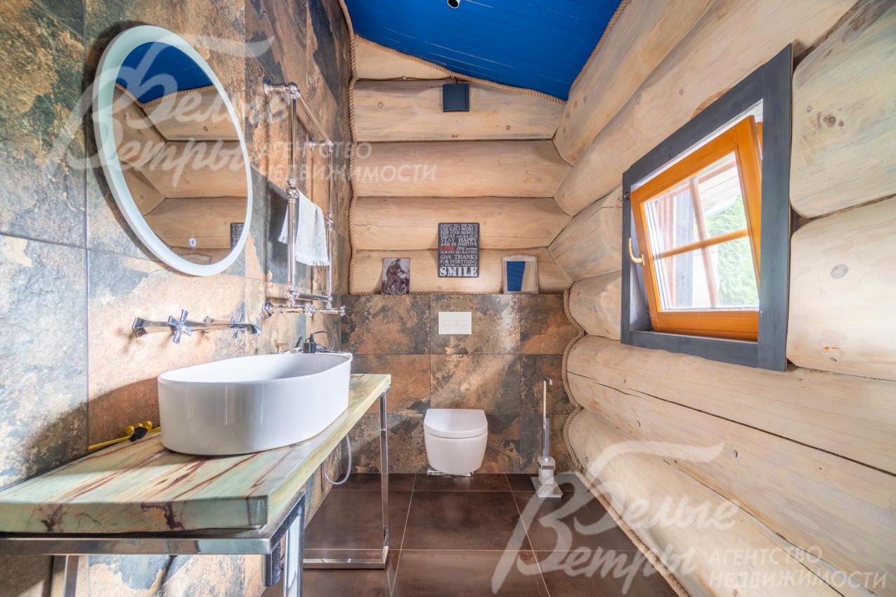 Санузел с бане с окном и полным комплектом сантехники