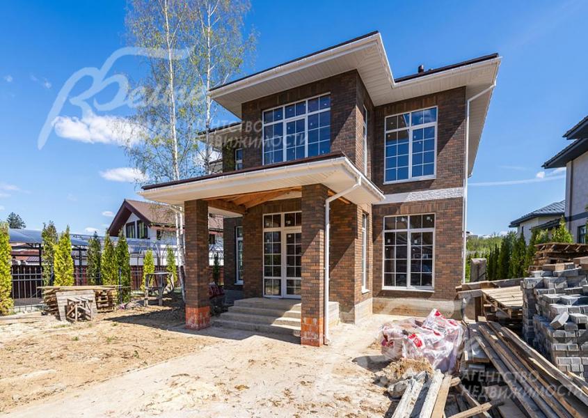 Архитектурную эстетику дома подчёркивает благородный облицовочный кирпич