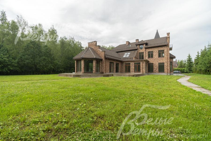 Ровная территория участка позволяет реализовать любой проект ландшафтного дизайна