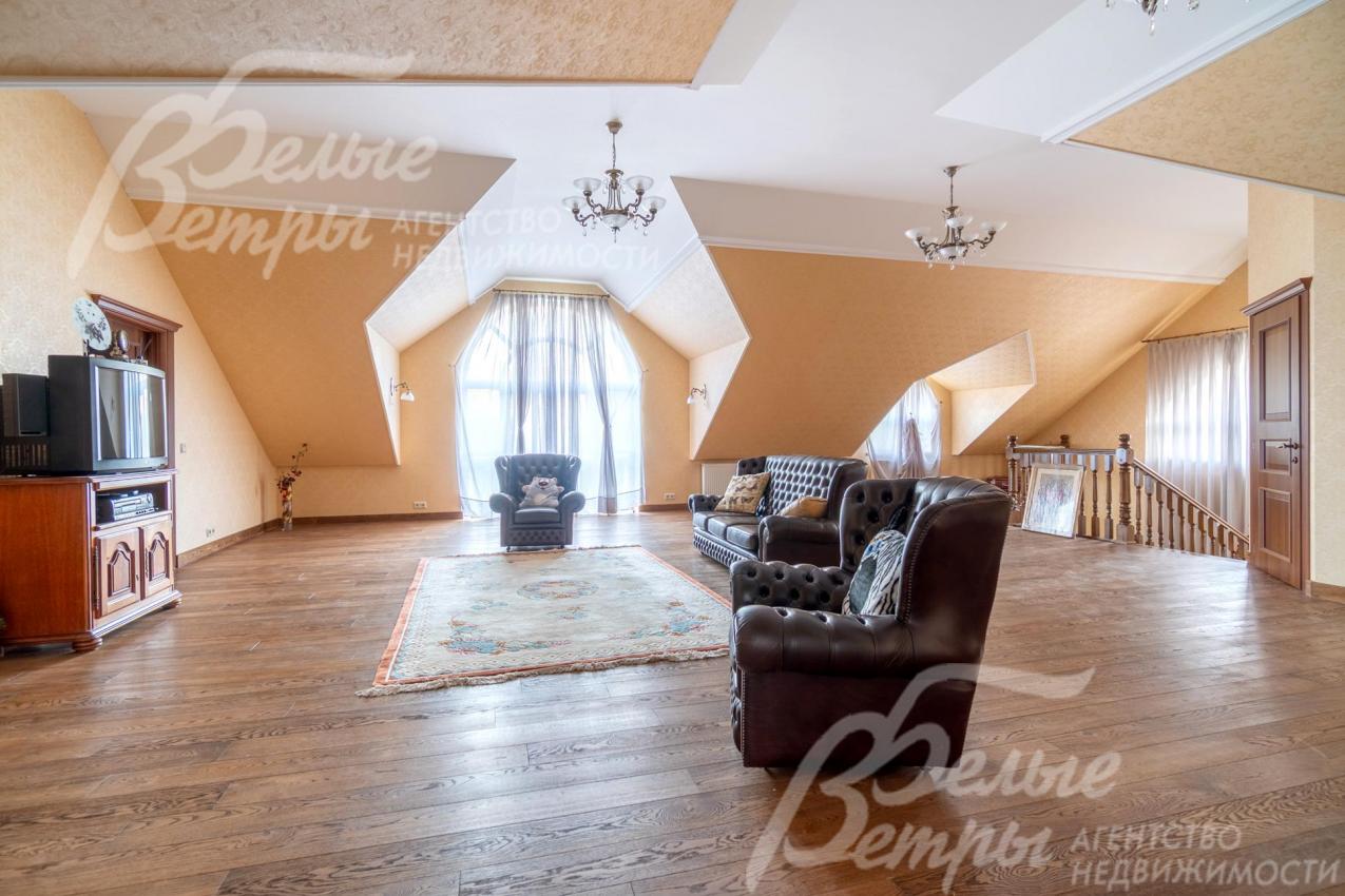 В зоне гостиной комплект кожаной мебели