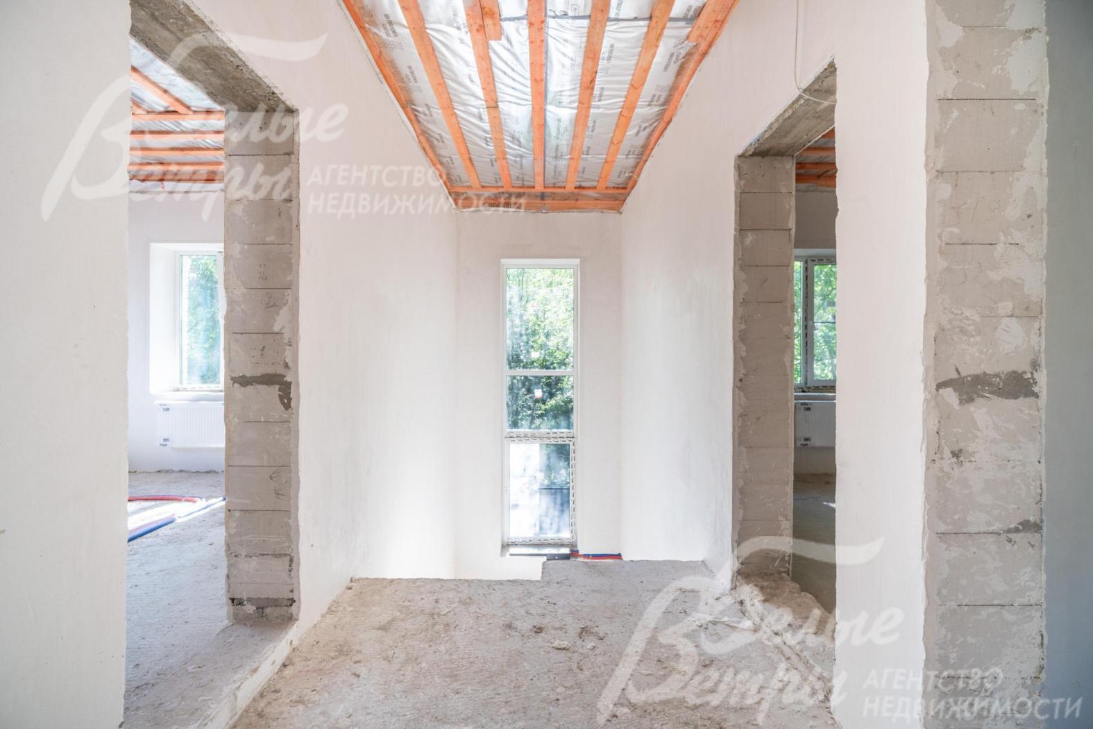 В доме - высокие потолки, более 3 м, длинное окно на лестничном пролёте