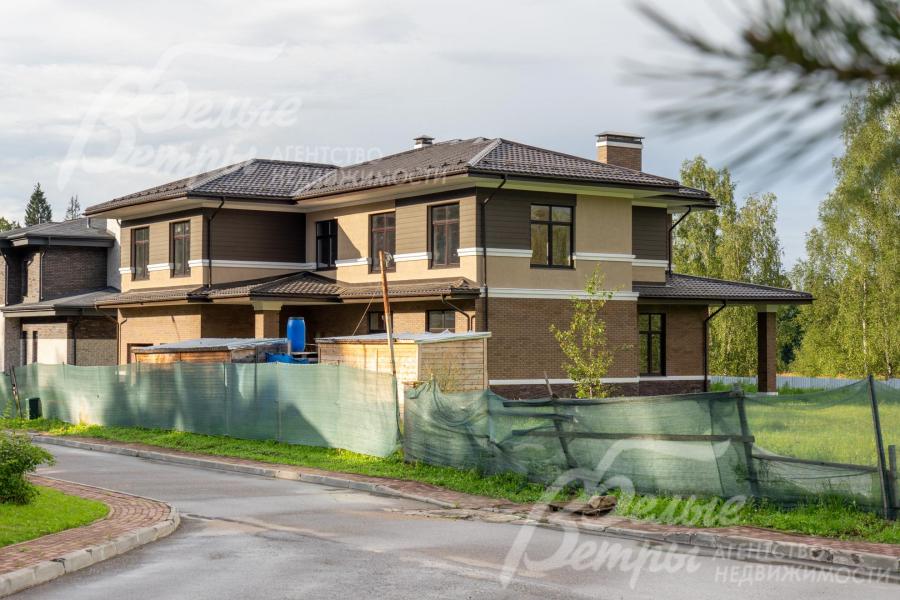 Участок расположен по границе коттеджного посёлка, рядом - красивые природные просторы