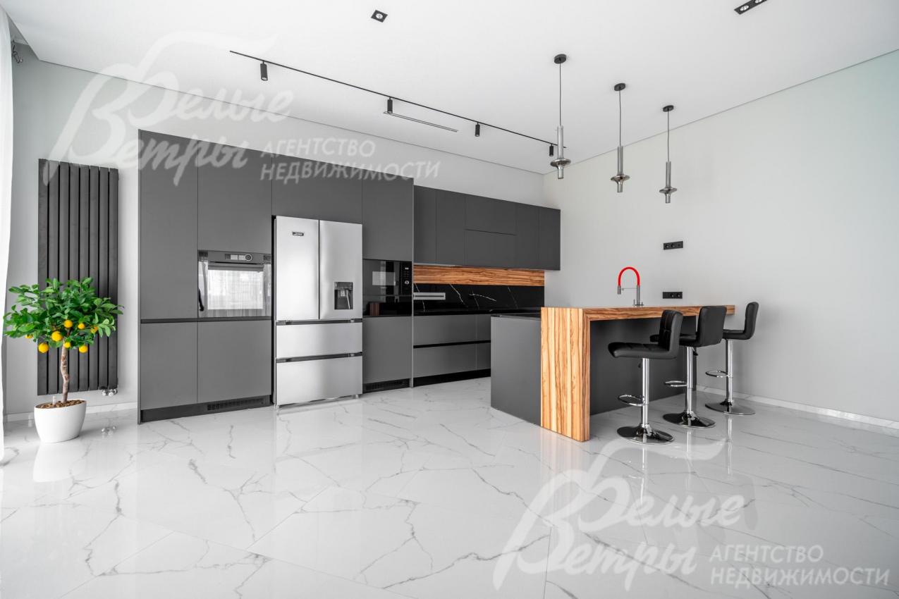 Кухня с элитным гарнитуром от студии Giulia Novars, островом и барной стойкой