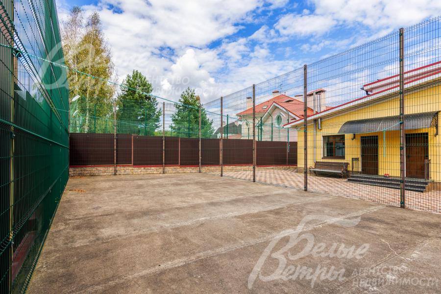 Есть спортивная площадка на участке