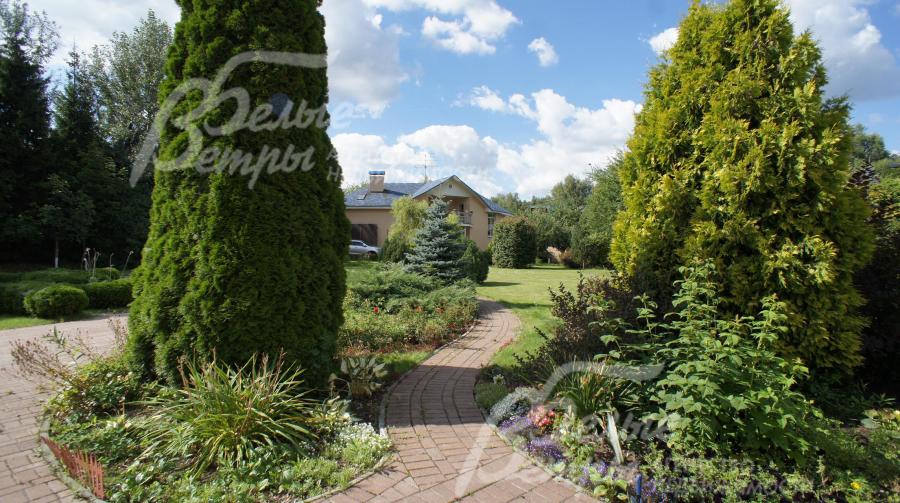 Парковая часть участка с видом на гостевой дом