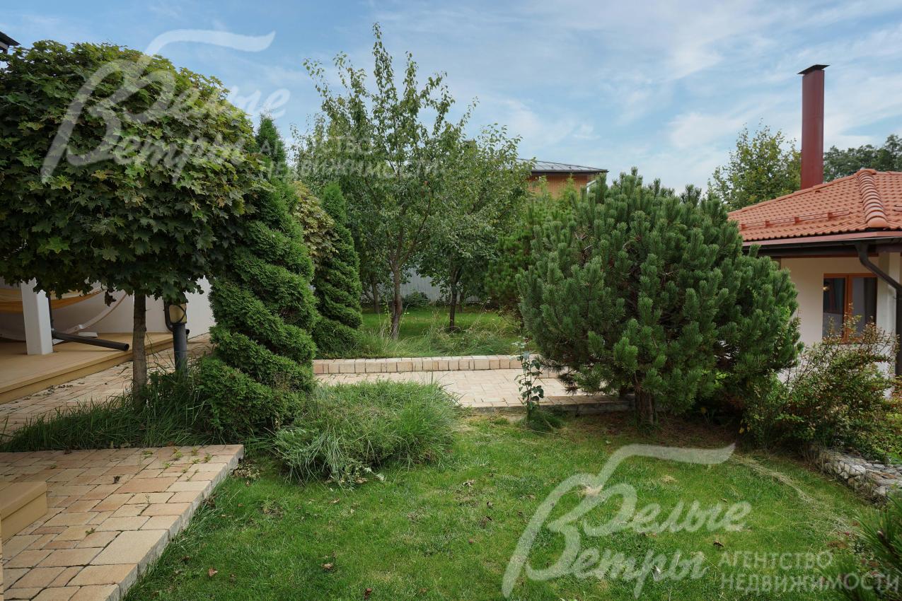 На участке выполнен дорогостоящий проект паркового ландшафтного дизайна