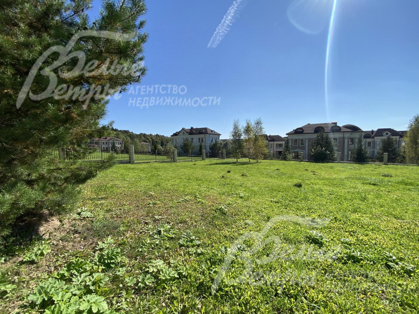 Участок с небольшим естественным уклоном в поселке Идиллия