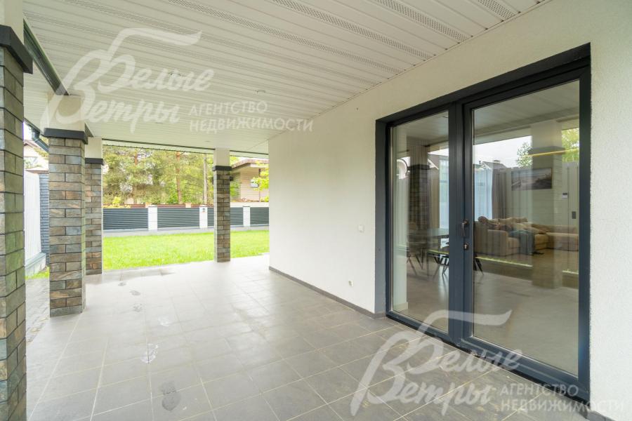 Выход из гостиной-столовой на крытую террасу