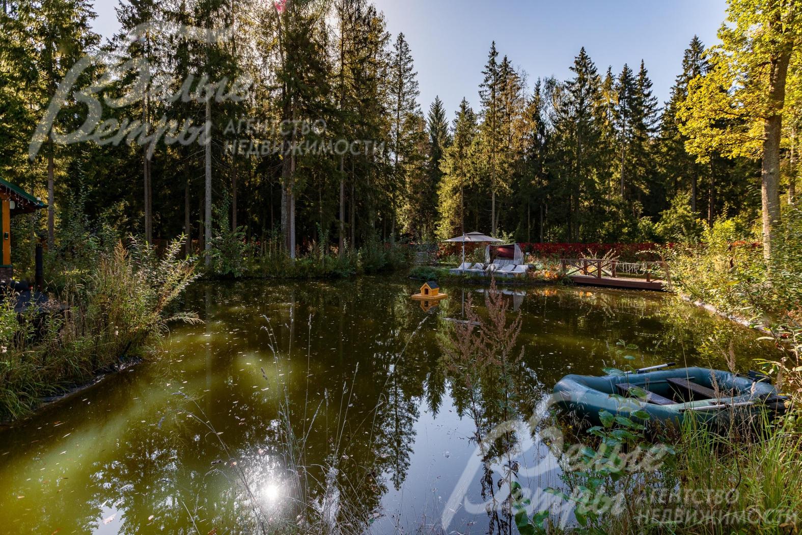 На участке есть собственный живописный пруд с уютными домиками для уток и лебедей