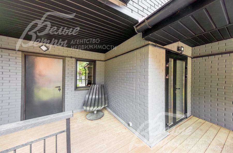 Дверь главного входа (справа) - ПВХ со стеклом