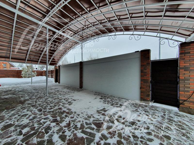 Парковка отделана натуральным камнем