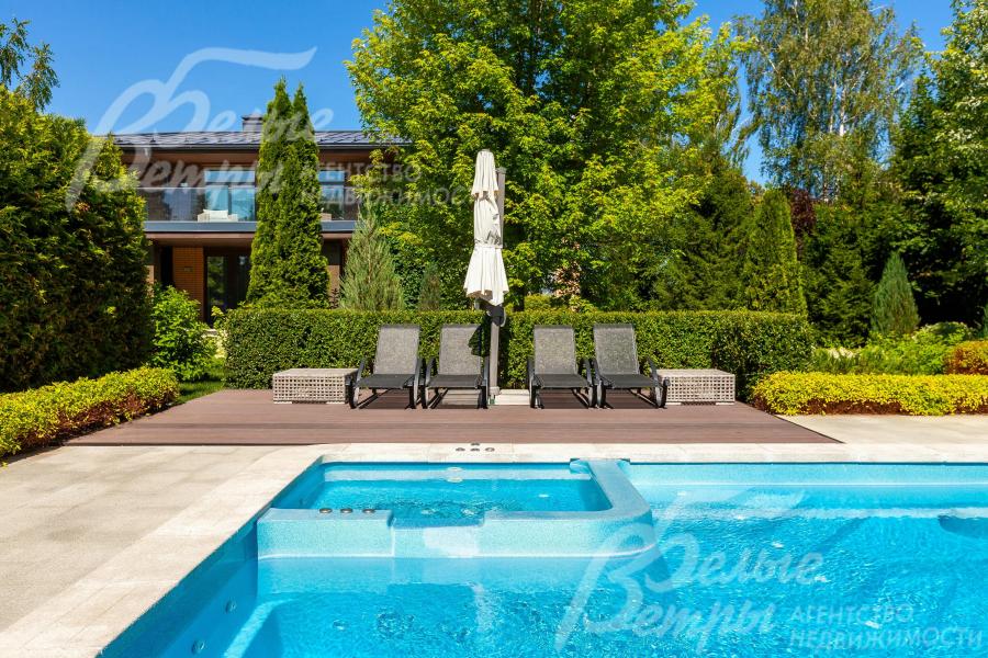 Зона отдыха у бассейна