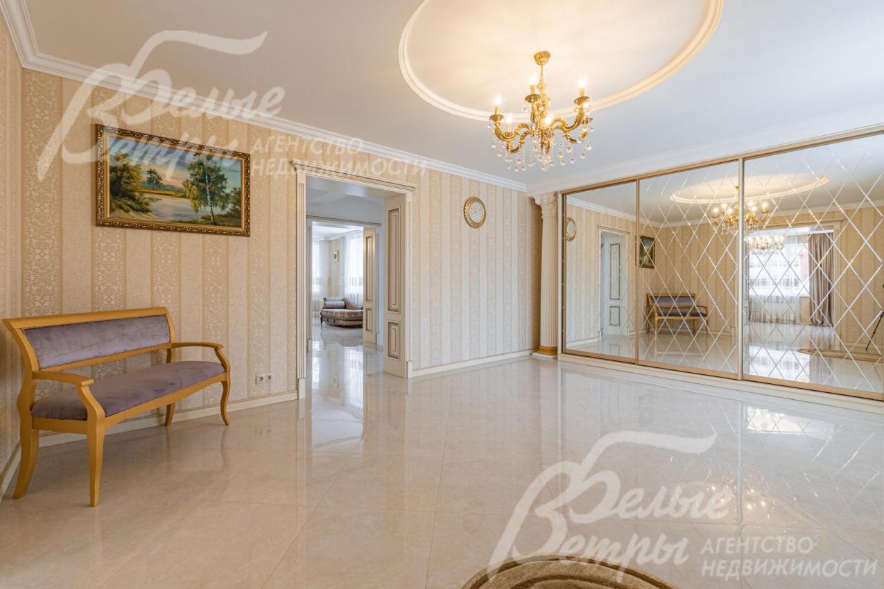 На стенах обои