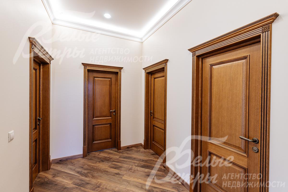 Двери из массива c резными колоннами и капителями