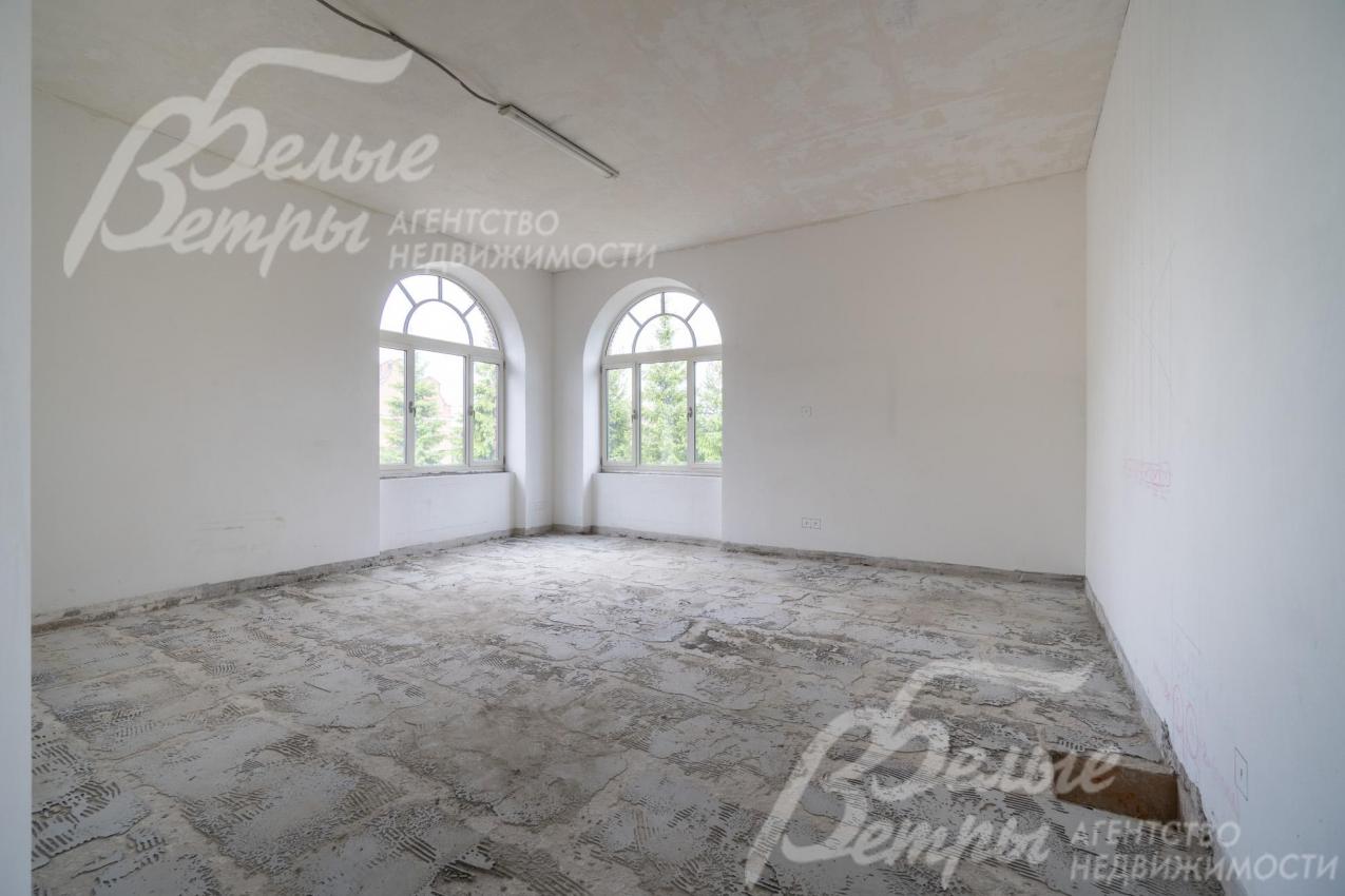 Стены оштукатурены и прошпаклёваны, выполнена чистовая и черновая стяжка пола