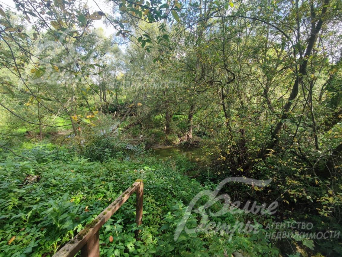 Вокруг участка открываются природные виды, место с уникальной атмосферой и энергетикой единения с природой