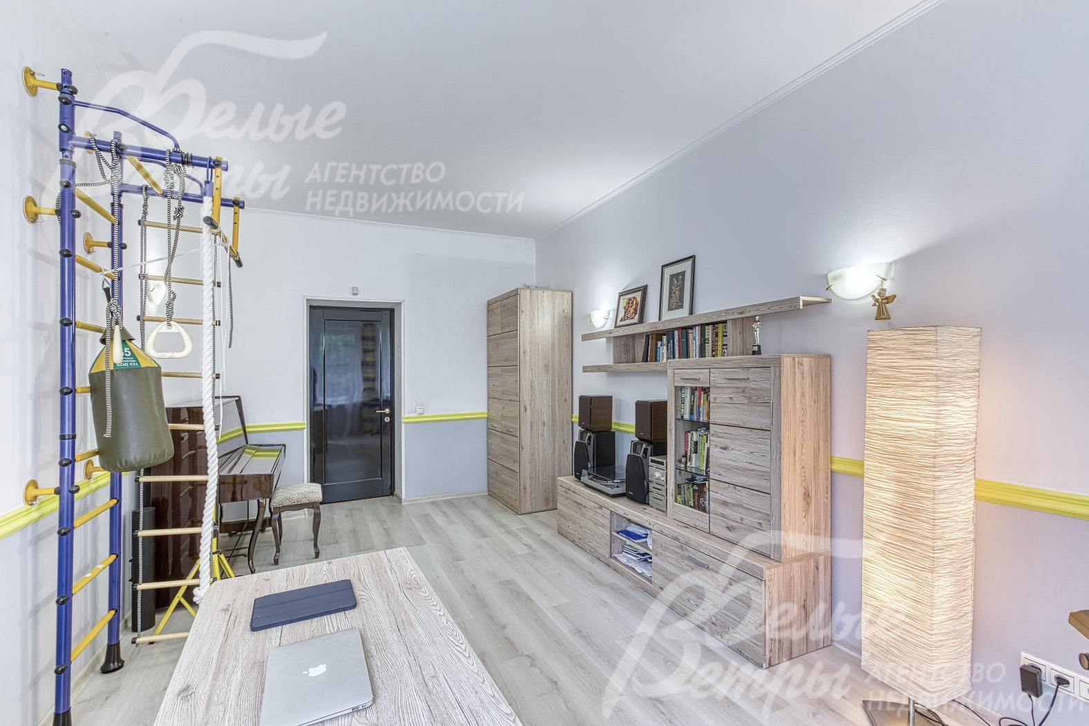 Детская комната на первом этаже с рабочим местом, шведской стенкой, синтезатором