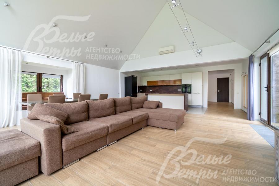 Высота потолков в гостиной более 5 метров