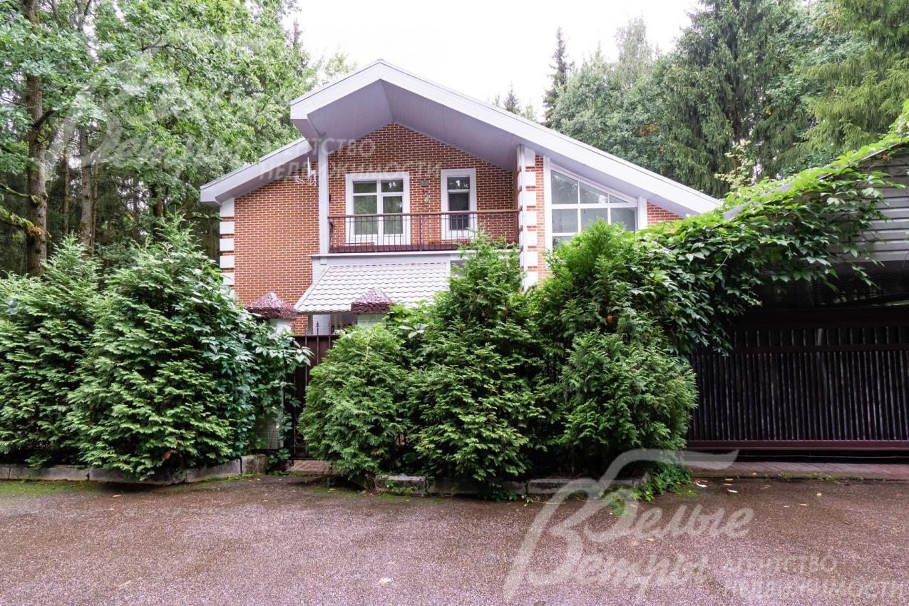 Красивый коттедж на лесном участке