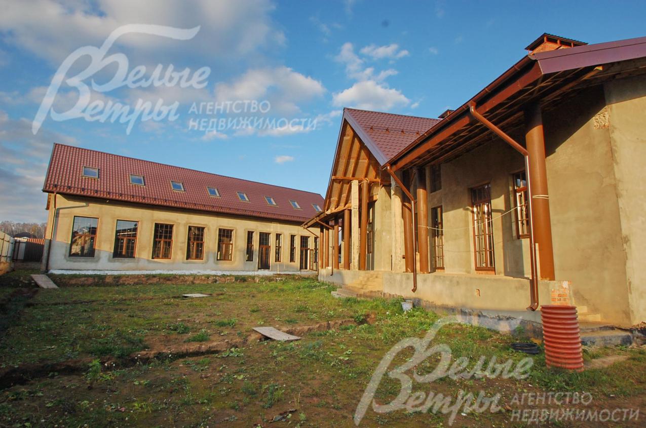 Вид со двора (справа - жилой дом, прямо - банкетный дом)