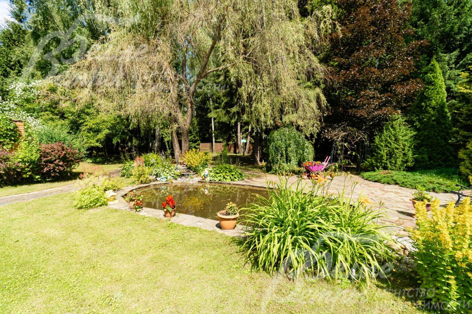 Искусственный пруд с небольшим водопадом