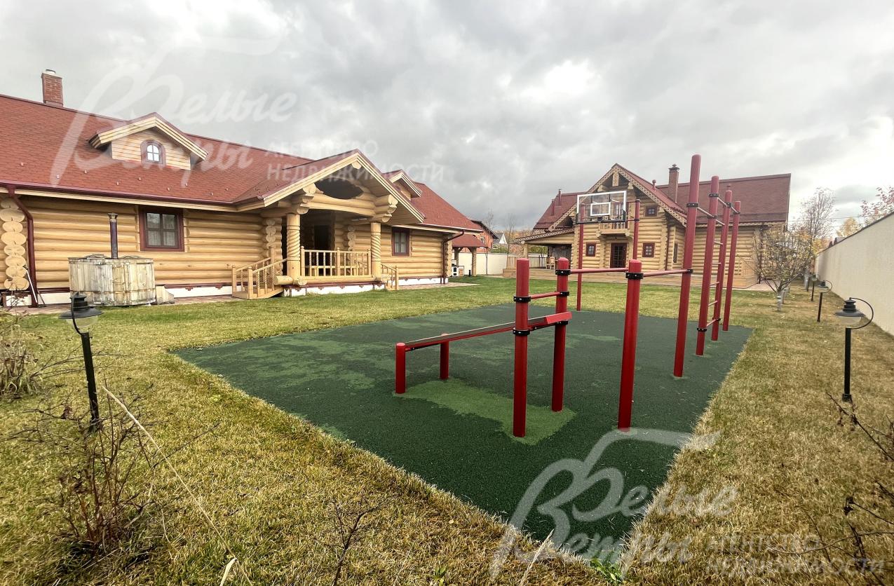 На участке есть спортивная площадка с баскетбольным щитом, турниками и специальным покрытием