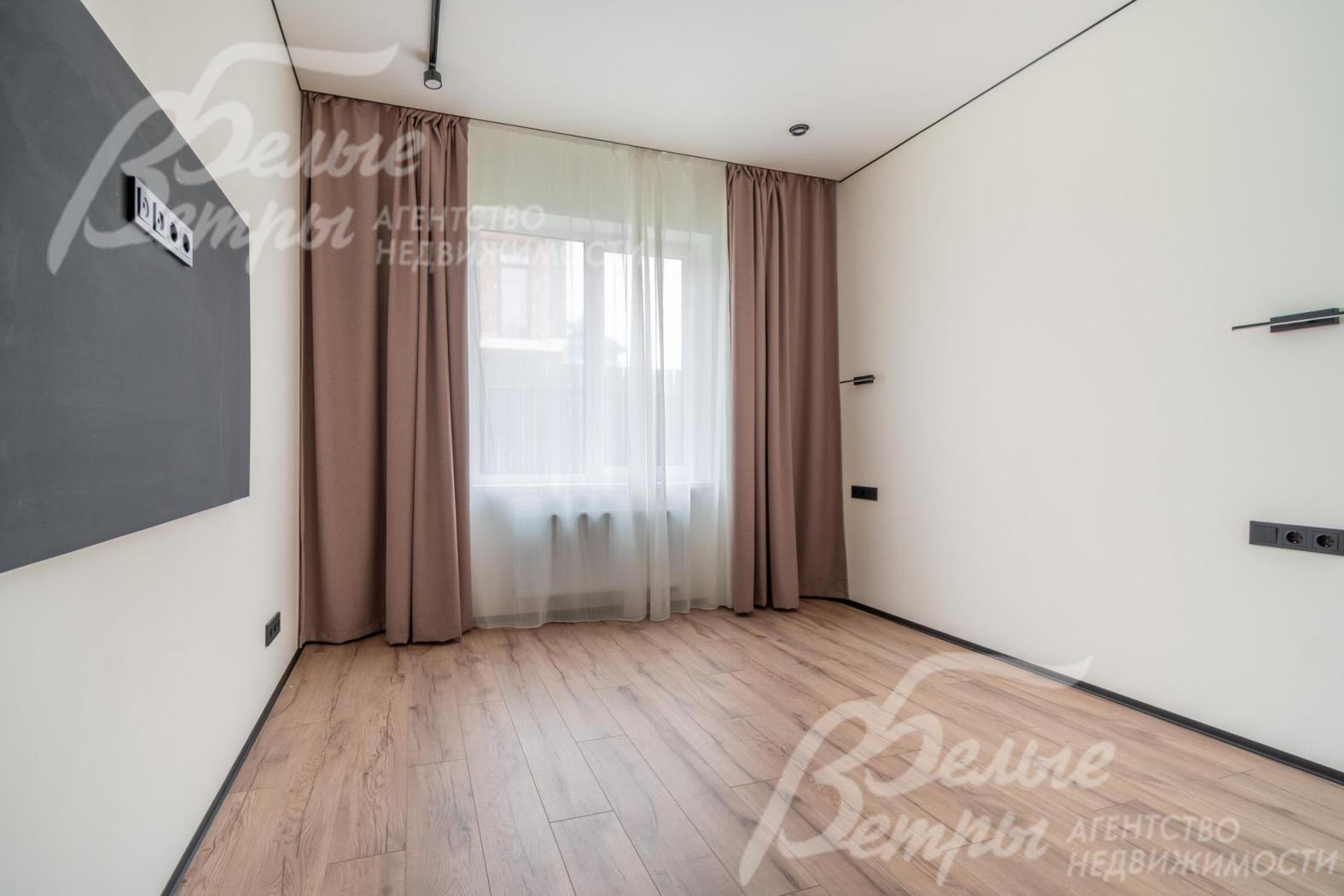 В помещениях - электрика черного цвета Lezard, выводы с механизмом под электрические шторы