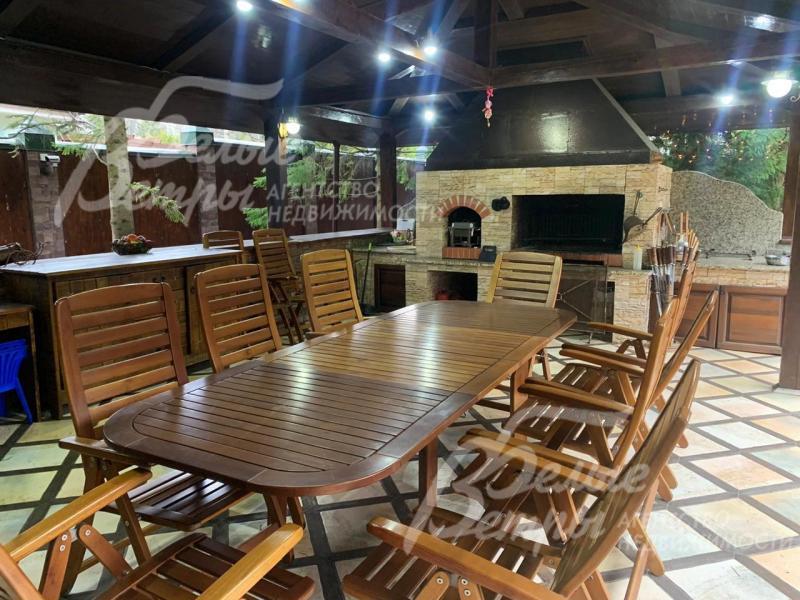 Мебель, теплые полы и коптильня с мангалом в беседке-патио