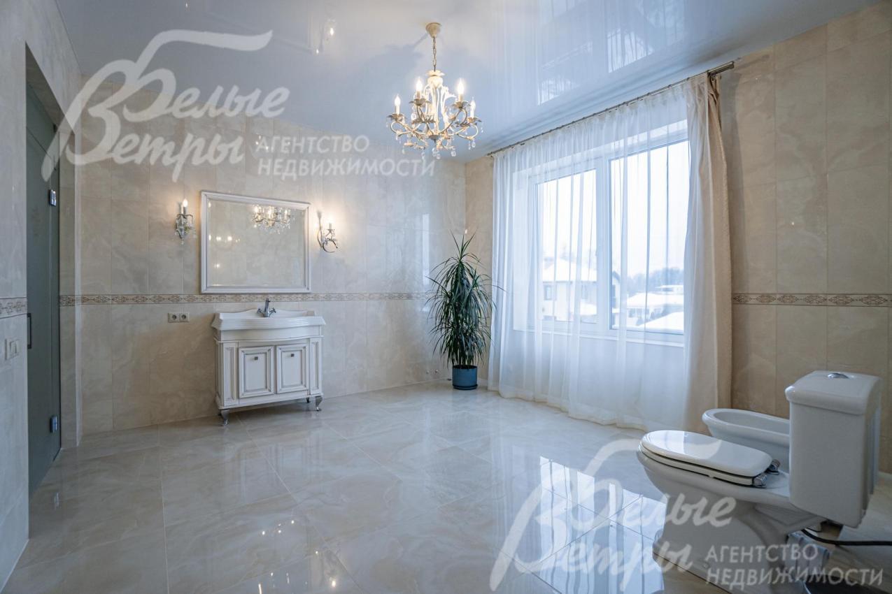 Санузел 16 кв.м при мастер-спальне, с большой душевой кабиной и ванной (ванна не установлена, есть выводы под неё)