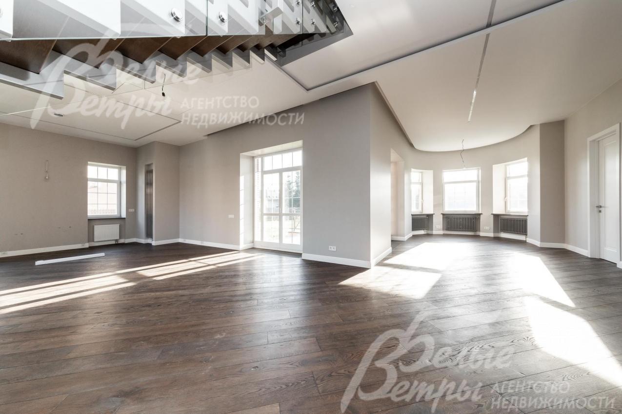 Выполнена современная отделка в светлых тонах