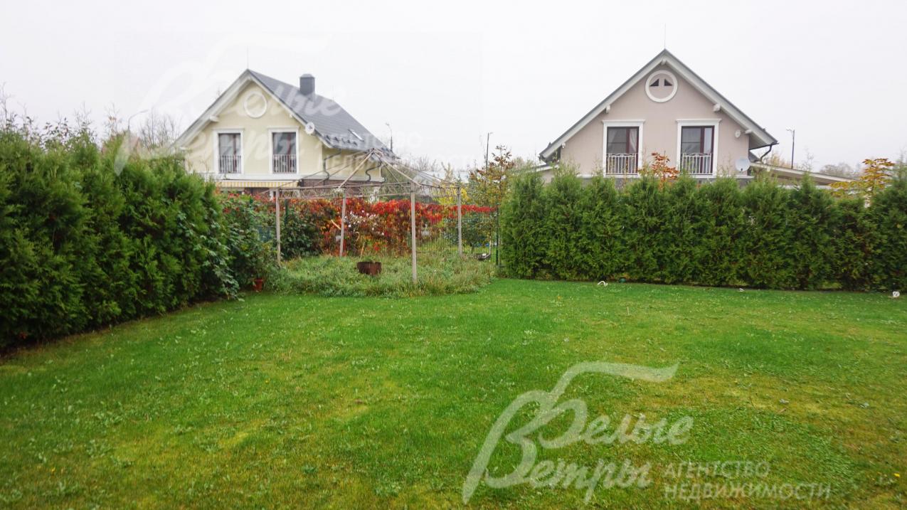 Ухоженный участок с высаженными по периметру маленькими туями