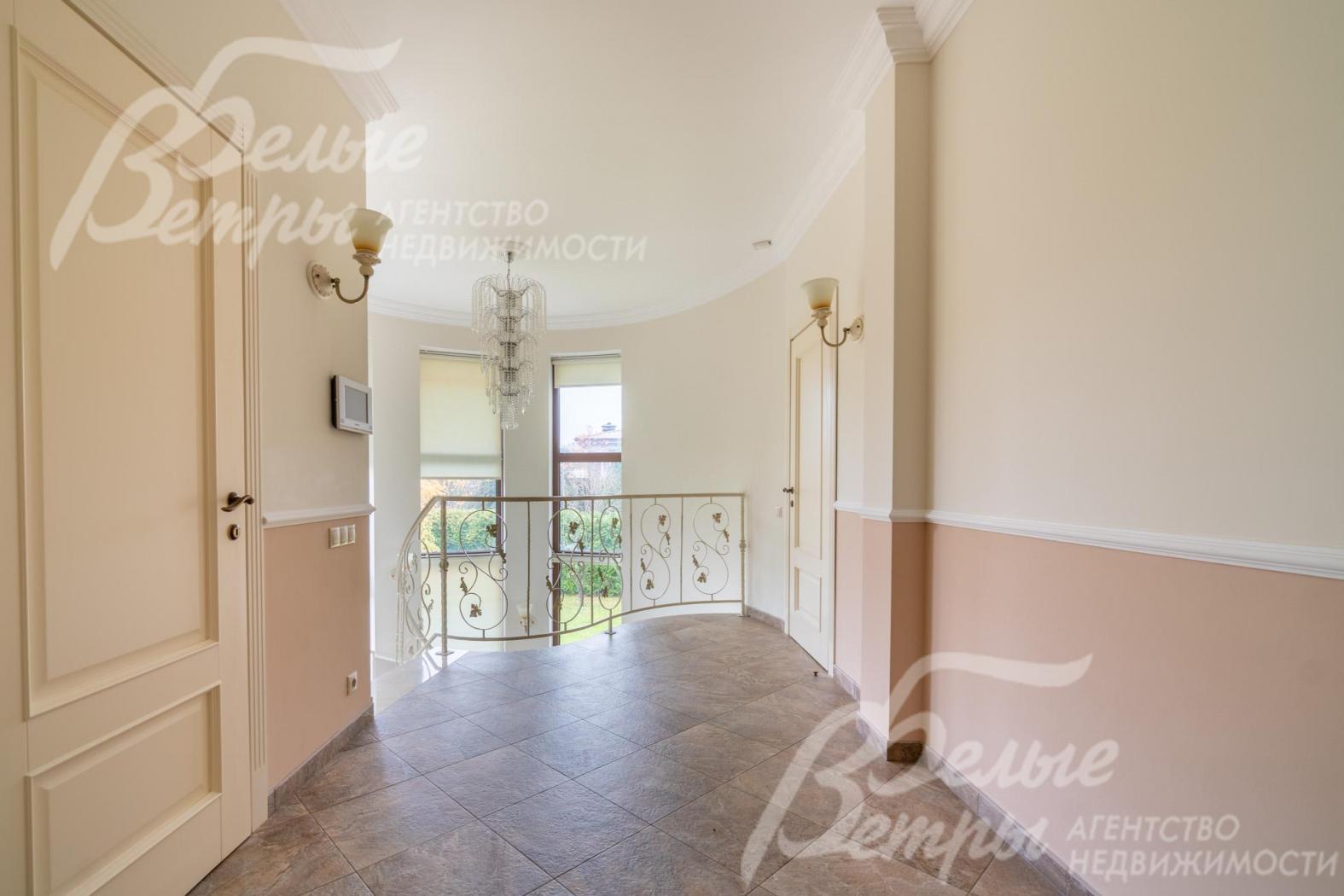 Холл второго этажа. Установлены итальянские двери высотой 2,1 м