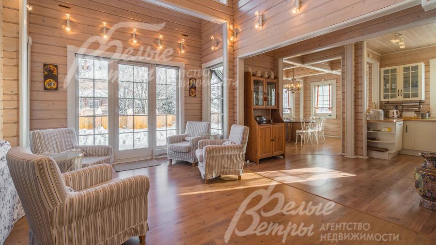 В гостиной мягкий гарнитур в общей стилистике дома