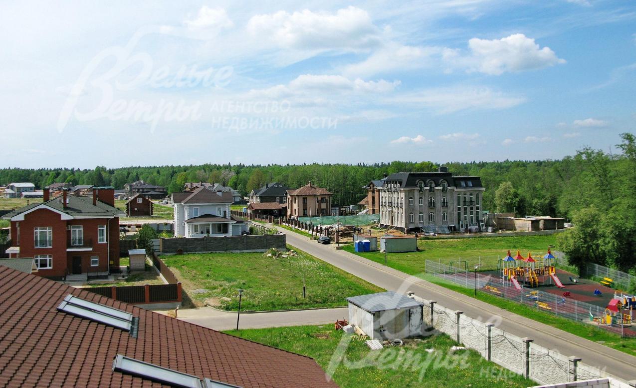 Коттеджный поселок граничит с лесом