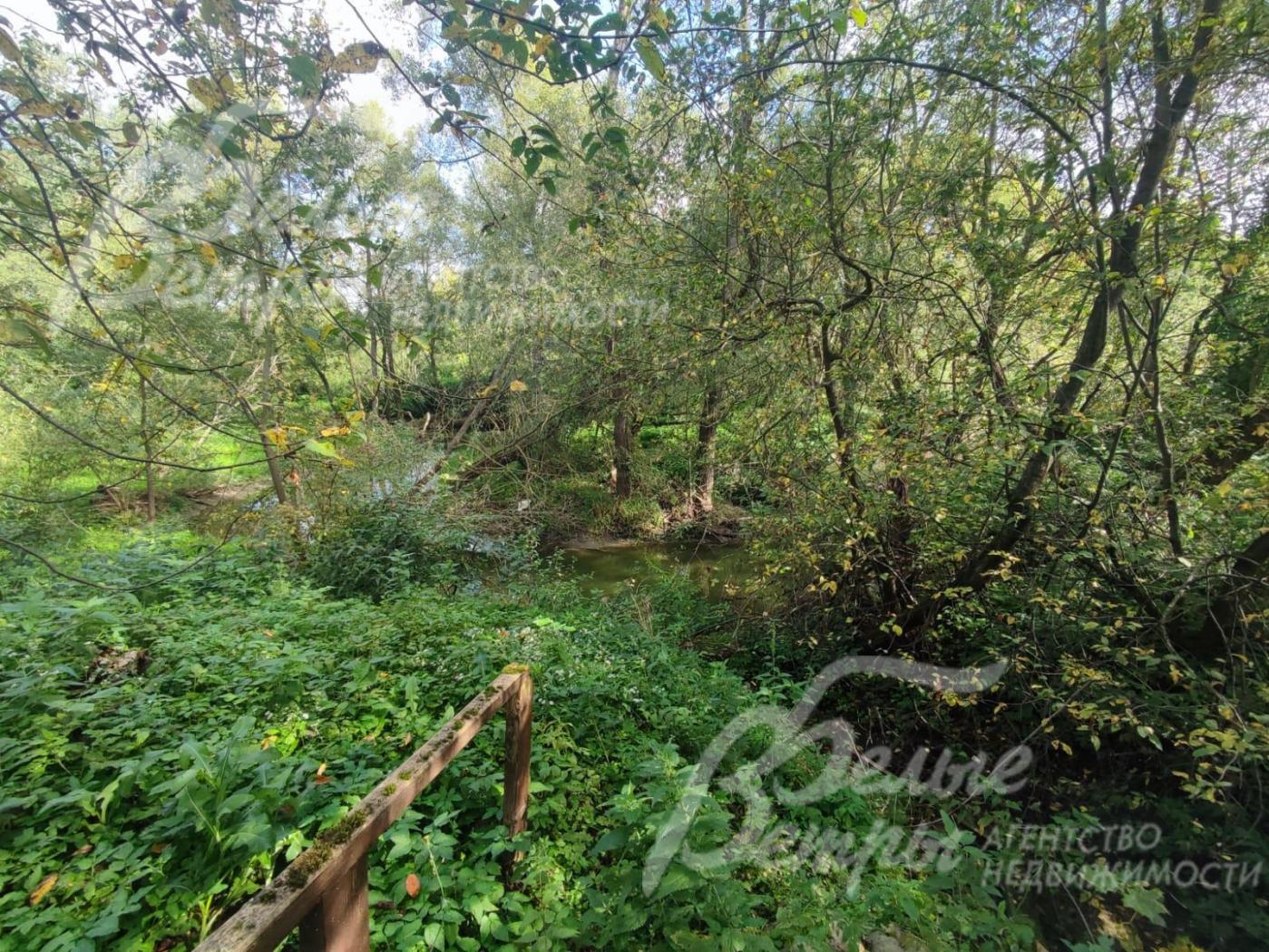 Вокруг участка открываются природные виды, место с уникальной атмосферой и энергетикой единения с природой