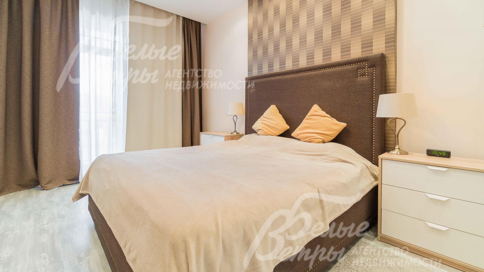 В спальнях двухспальные кровати с мягким изголовьем