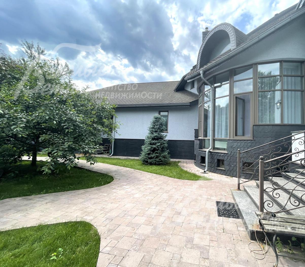 Входная группа - крыльцо с кованным ограждением